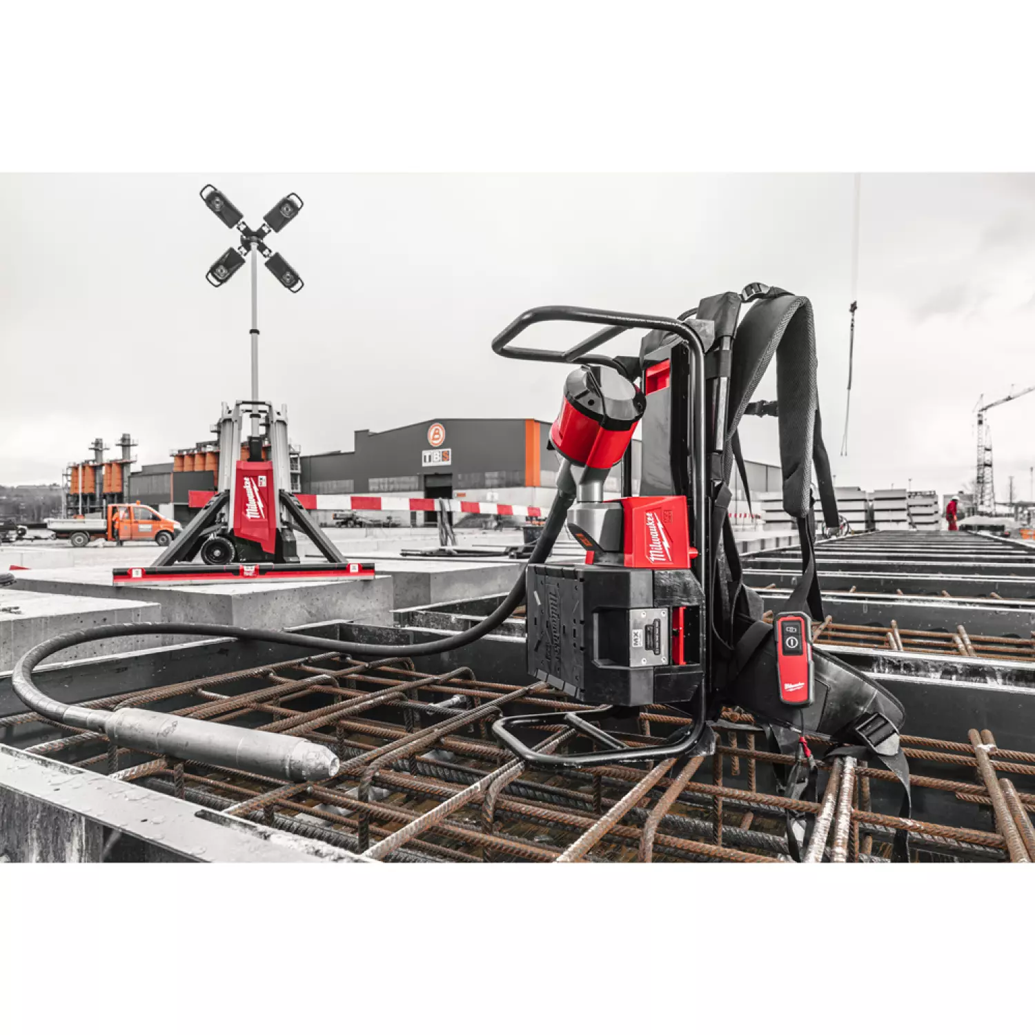 Milwaukee MXF CVBPKIT-602 Ensemble de vibreur à béton portable MX Fuel (2x batterie 6.0Ah) incl. accessoires-image