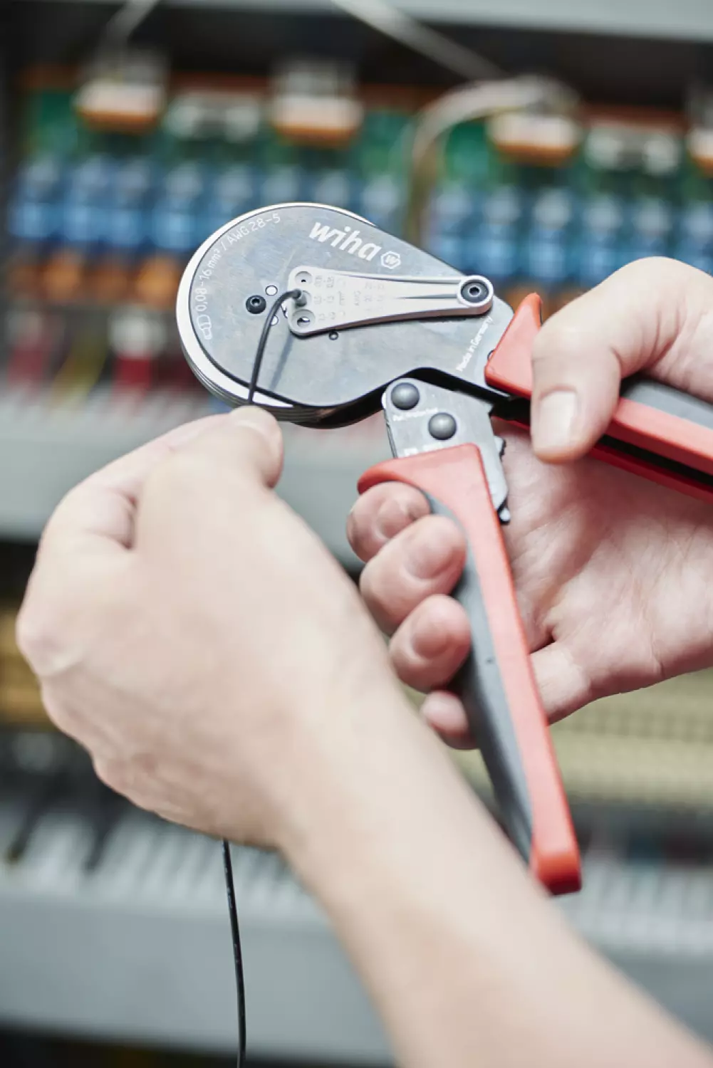 Wiha 41246 Outil de sertissage automatique - pour cosses de conducteurs - sertissage hexagonal - 210 mm-image