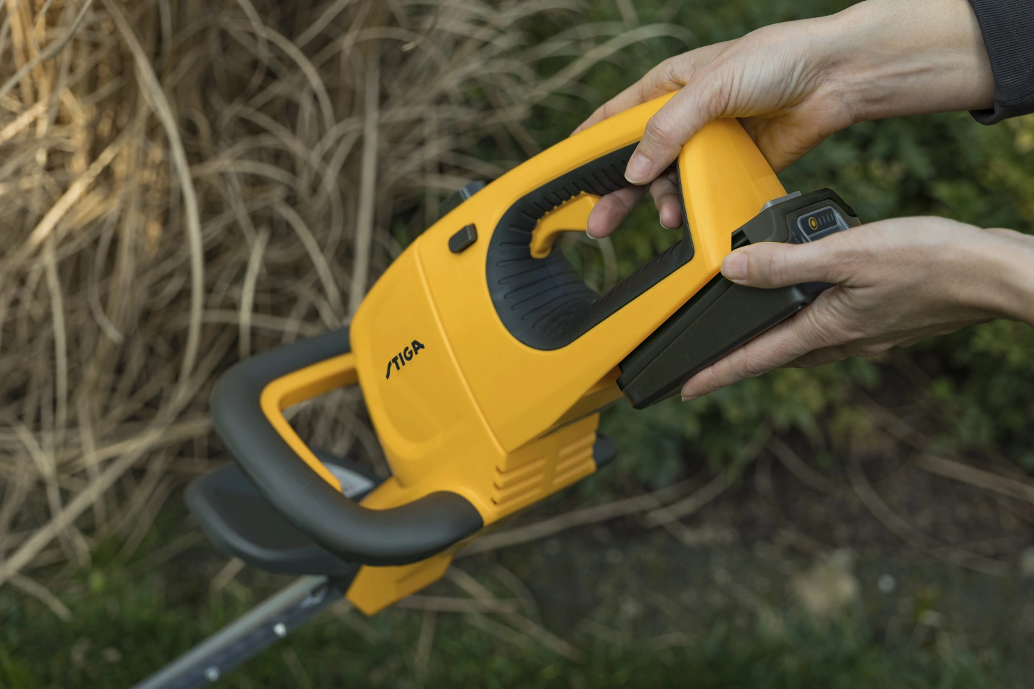 Stiga HT 100e Kit Accu heggenschaar set (1x 2,0Ah) - 50cm - 25mm-image