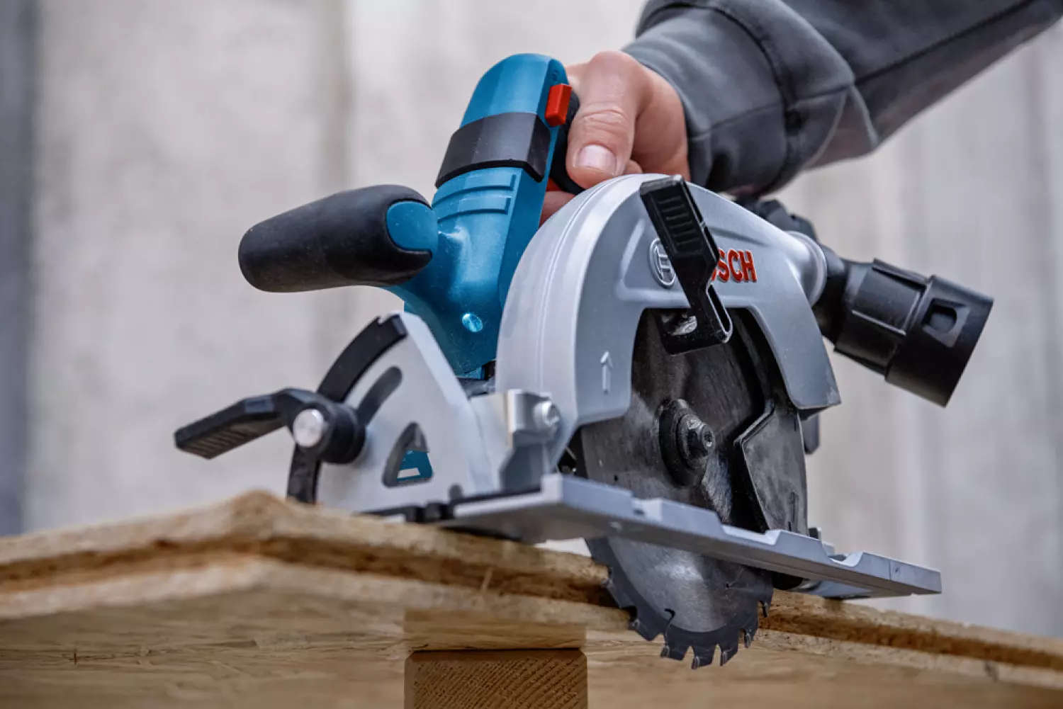 Bosch GKS 18V-57-2 L 18V Li-ion Scie circulaire sans fil (2x 5,5 Ah) dans L-Boxx - 165 mm-image