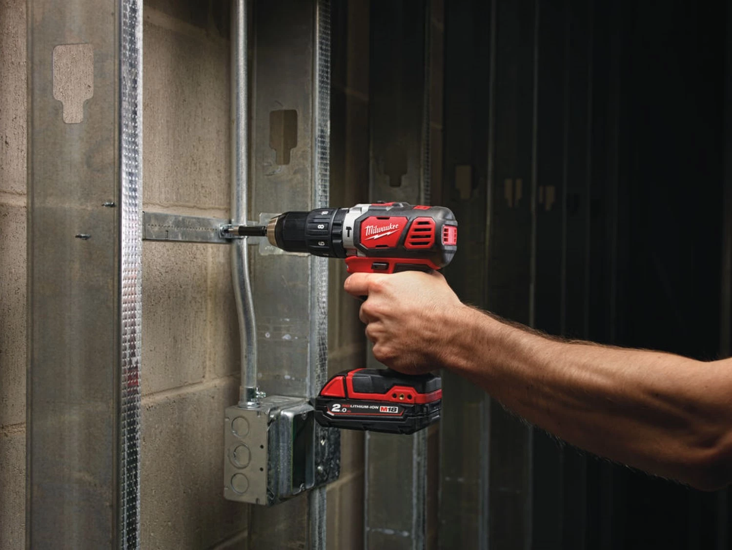 Milwaukee M18 BPD-202C 18V Li-Ion accu klopboor- /schroefmachine set (2x 2.0Ah accu) in koffer-image