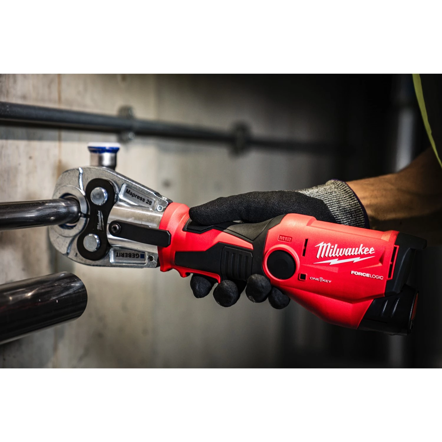 Milwaukee M12 ONEHPT-202C Kit de pince à sertir hydraulique avec batterie Li-ion 12 V (2 batteries 2,0 Ah) dans un coffret - Kit Geberit Mapress-image