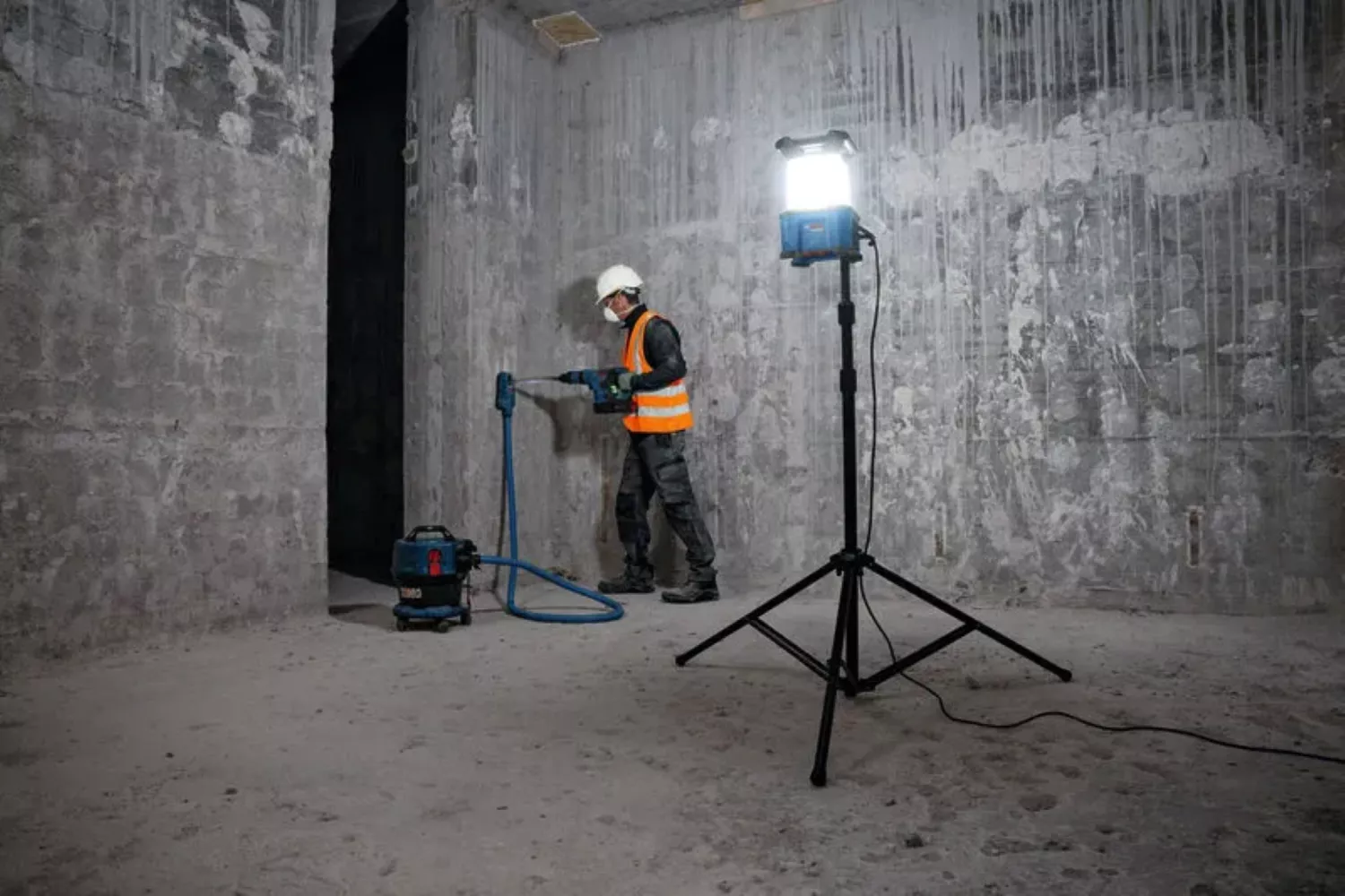 Bosch GLA 18VH-7500 Lampe de chantier sans fil 18 V avec câble d'alimentation secteur - 7500 lumens-image