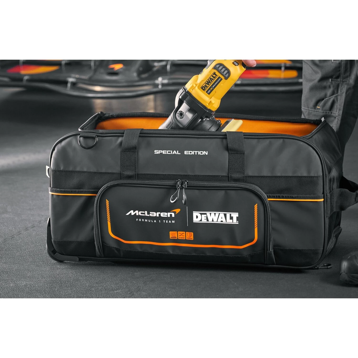 DeWALT DWST83522-9 McLaren Gereedschapstas met wielen - 28"