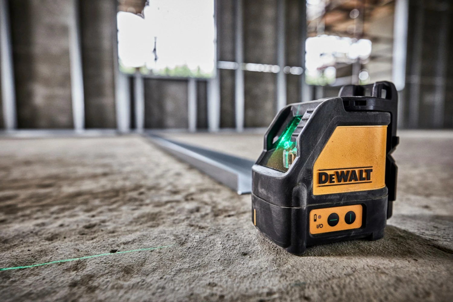 DeWALT DW088CG Laser à croix à nivellement automatique dans un coffret - 2 lignes - 15 m - Vert-image