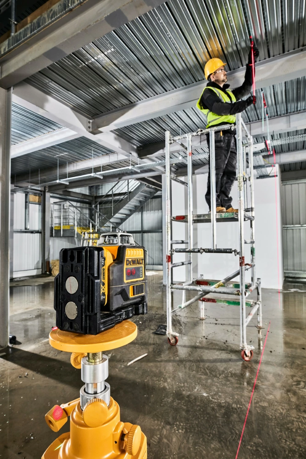 DeWALT DCE0811D1R-QW 12V Kruislijnlaser in koffer - 2x 360° - rood - 20m - IP65-image