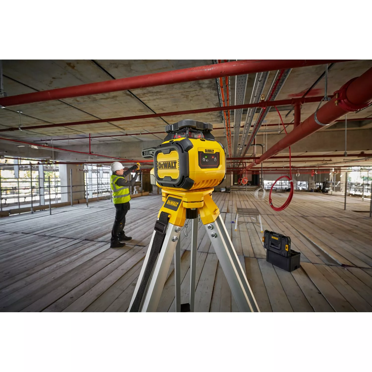 DeWALT DCLE05211RL-XJ Roterende Laser set incl. statief, ontvanger en meetlat in koffer - rood - 30m - IP54-image
