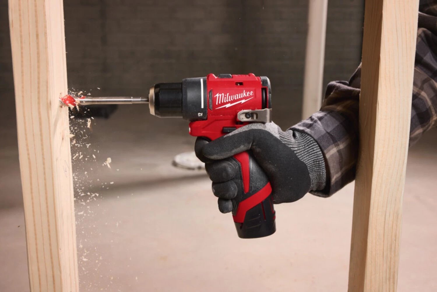 Milwaukee M12 BLDDRC-201B Perceuse-visseuse sans fil Li-ion 12V (1x batterie 2.0Ah) dans un sac-image