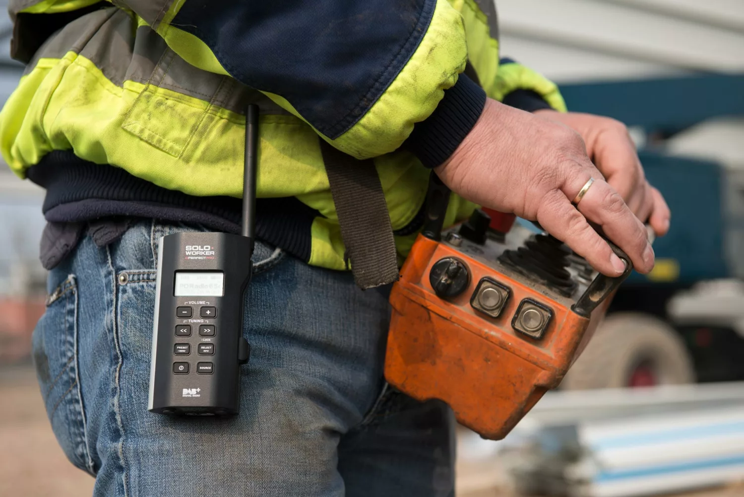 PerfectPro SOLOWORKER SWBT2 - Radio de chantier Li-Ion - DAB+ BT - FM RDS - DAB+ - bluetooth - aux-in - sur secteur et batterie-image