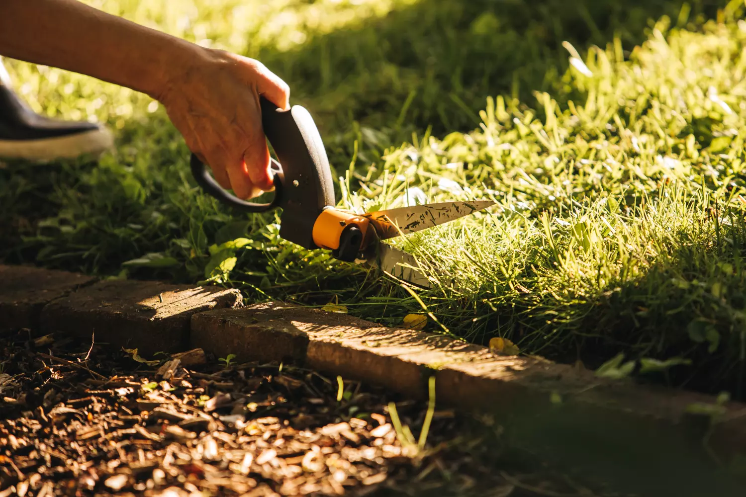 Fiskars - Cisaille à gazon - Lames rotatives - Mécanisme anti - bourrage Servo - System - 34,4 cm-image