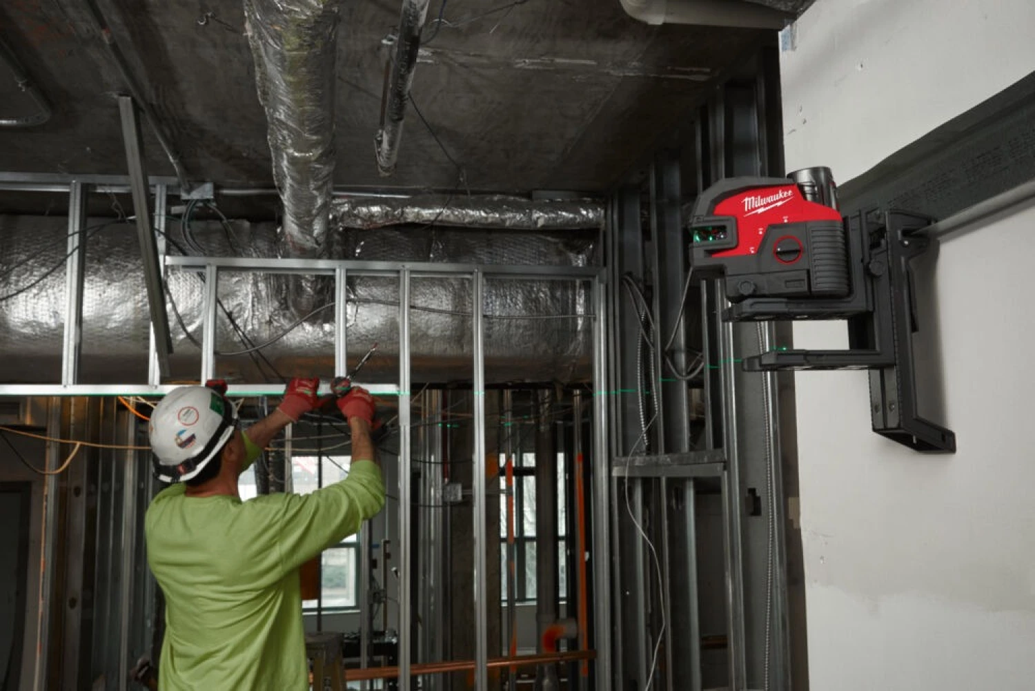 Milwaukee M12 CLL4P-0C 12V Li-Ion accu zelfnivellerende kruislijnlaser met 4 punten in transportkoffer - groen-image