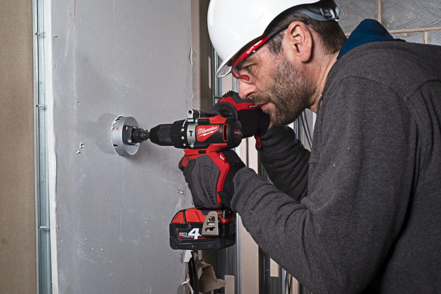 Milwaukee M18 BLPD2-402X Ensemble perceuse / tournevis à percussion sur batterie 18V Li-Ion (2x batterie 4.0Ah) dans un boîtier HD - sans balai - 82Nm-image