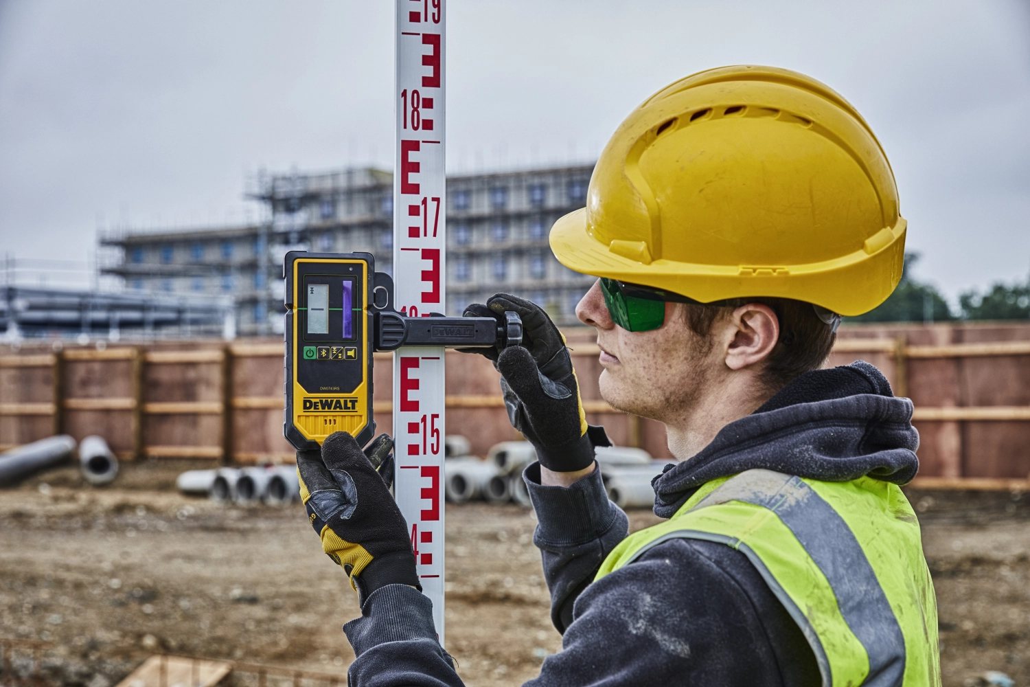 DeWALT DCE080D1GS-SET 18V Li-ion XR Accu Volautomatische roterende laser set (1x 2.0Ah) in TSTAK koffer - groen - met statief en meetlat-image