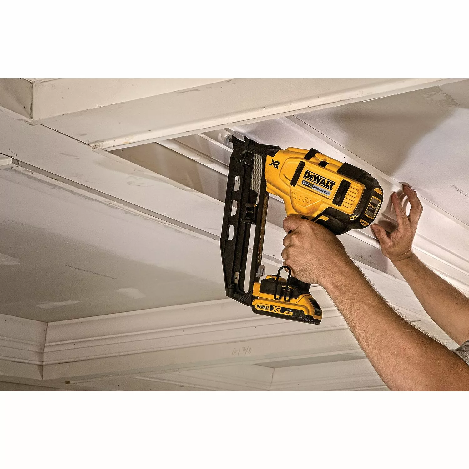 DeWALT DCN660P2 Cloueuse de finition sans fil 18V Li-Ion set (2x batterie 5,0Ah) dans coffret - moteur sans charbon - 16 Gauge - 32-63mm-image