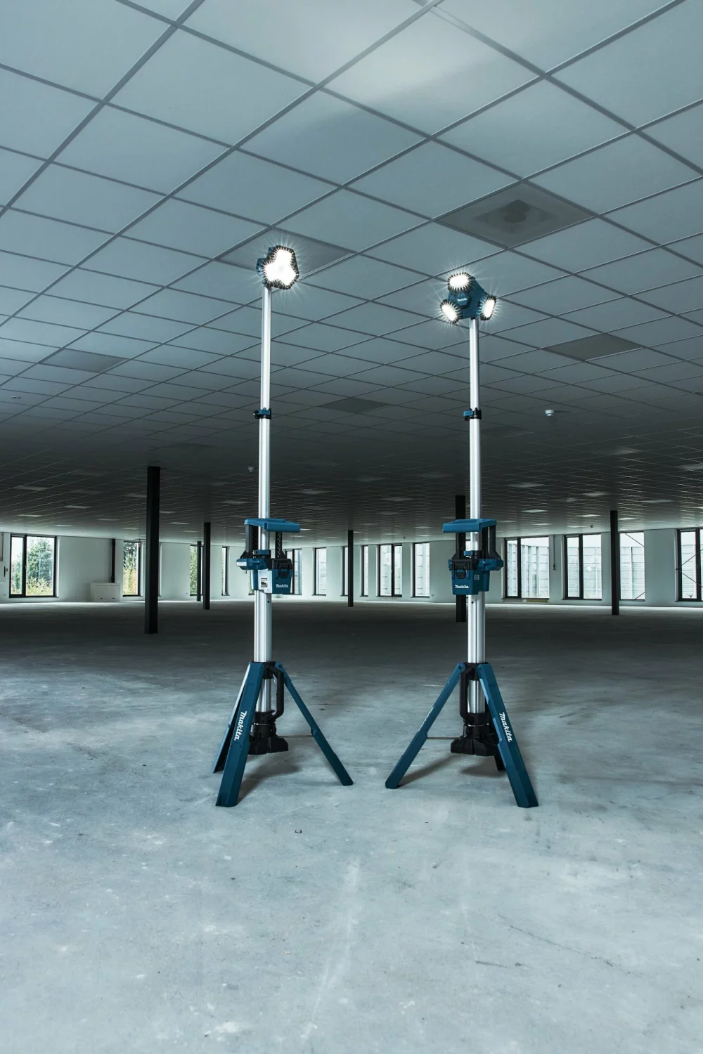 Makita NLADML814 14.4V - 18V Li-Ion accu bouwlamp op statief - 3 spots - 100-220cm - 3000Lm-image